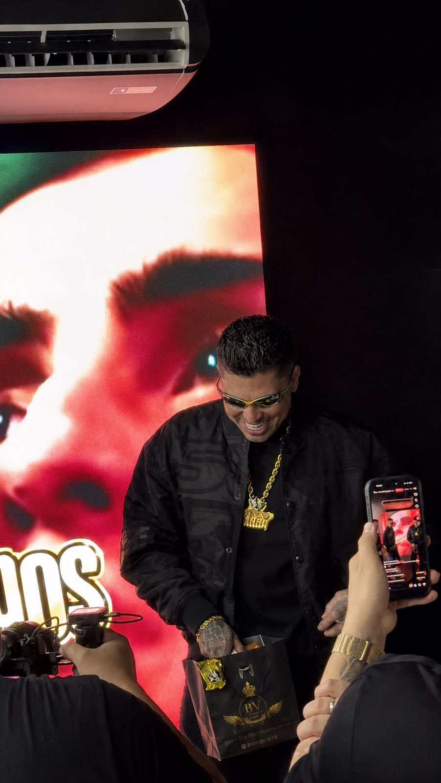 MC Marks recebendo uma compra da BV Imports